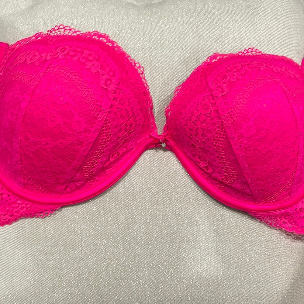 Preowned Victoria’s Secret plunge bra 34DD